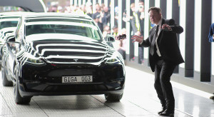Elon Musk tańczący podczas otwarcia fabryki Tesli w Niemczech/fot. Christian Marquardt, Pool/Getty Images