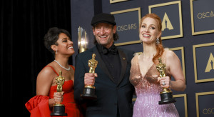 Oscary 2022 - laureaci. Od lewej: Ariana DeBose, Troy Kostur, Jessica Chastain, fot. Allen Schaben, via Getty