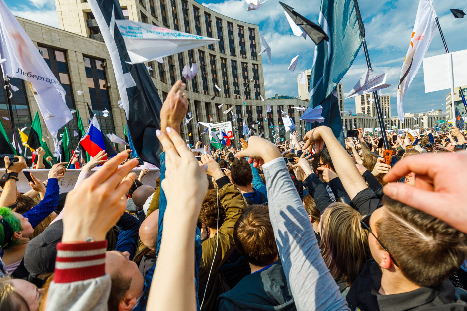 Protest w obronie Telegrama i wolności słowa w internecie zorganizowany w Moskwie w 2018 roku. Demonstranci trzymają charakterystyczne samoloty z papieru w nawiązaniu do logo aplikacji/fot. Shutterstock