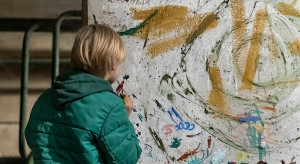Ukraina: dziecko malujące po ścianie schronu / Shutterstock