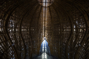 Wnętrza bambusowego centrum / VTN architects, photo: Hiroyuki Oki 