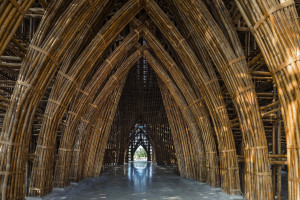 Bambus jako surowiec budowalny - Centrum powitalne w kurorcie Phu Quoc / VTN architects, photo: Hiroyuki Oki 