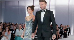 WELL LOOK: Victoria Beckham w halce haute couture. Seksowna mama i teściowa na ślubie Brooklyna z Nicolą Peltz