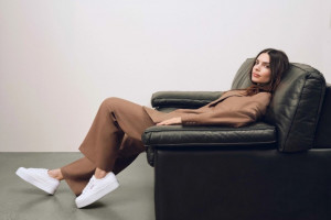 Garnitur i białe trampki - świetny zestaw na lato do biura - Emily Ratajkowski w wiosennej kampanii Superga / materiały prasowe 