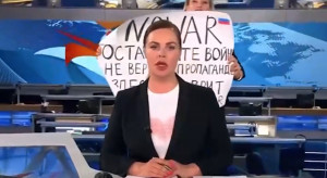 Protest Mariny Owsiannikowej podczas wieczornego wydania wiadomości/fot. Twitter, Doxa Journal