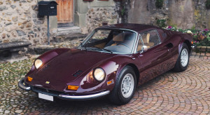 Burgundowe ferrari dino z 1973 r./fot. Stotheby's