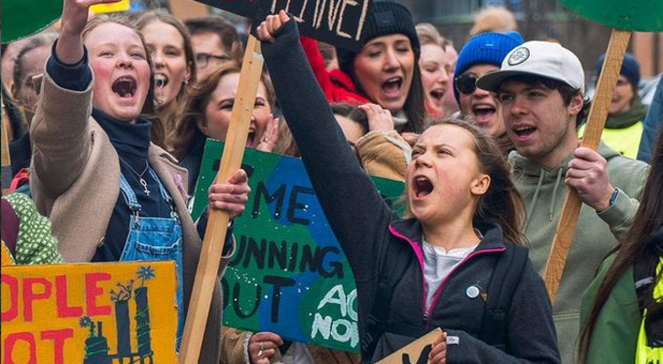 Greta Thunberg podczas strajku na rzecz klimatu/fot. Greta Thunberg, Instagram Greta Thunberg zapowiedziała wydanie książki. Czy „The Climate Book” ma szansę coś zmienić?