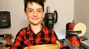 12-letni chłopiec licytuje ręcznie robioną misę na rzecz pomocy Ukrainie / Instagram @clarkie_woodwork