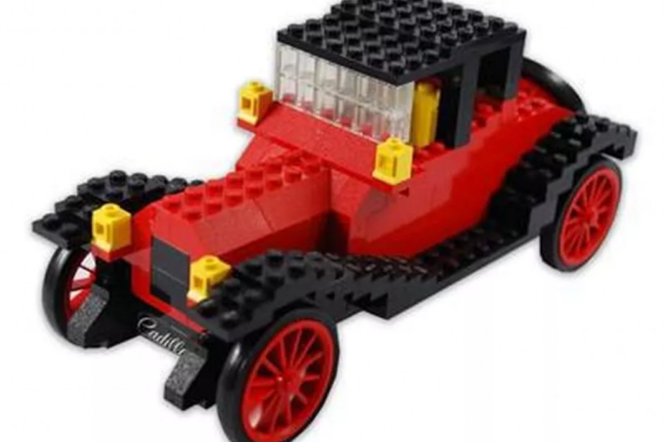 LEGO cadillac model z 1913 r./fot. BrickEconomy