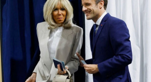 Brigette Macron w beżowym garniturze i z kultową torebką Louis Vuitton  / @emmanueletbrigittemacron