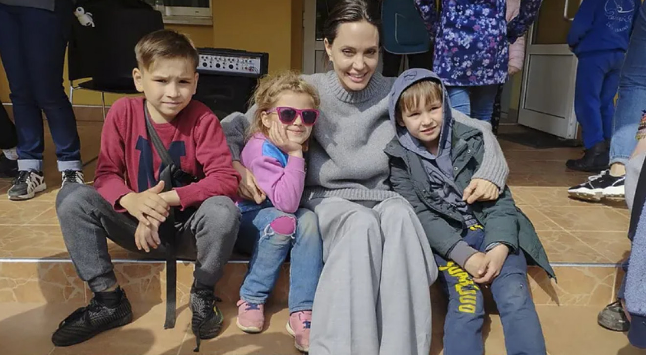 Angelina Jolie odwiedziła szpital pediatryczny we Lwowie. Rosja komentuje: "To geniusz zachodniego PR"