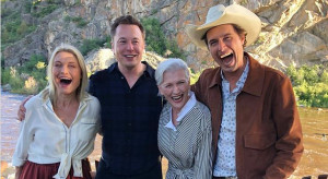 Elon Musk z siostrą Toscą, mamą Maye oraz bratem Kimbalem/fot. Maye Musk, Instagram