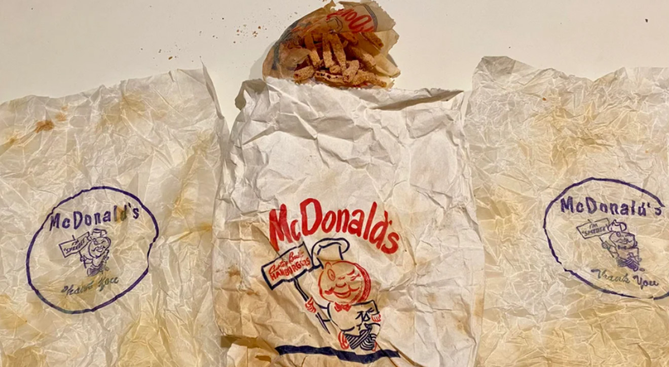 Majsterkowicz odkrył w ścianie łazienki tajemniczy pakunek. W środku 60-letnie frytki McDonald's!