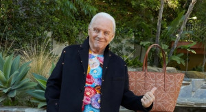 84-letni Anthony Hopkins nowym modelem Loewe. Pozuje w koszulce w kolorowe pączki