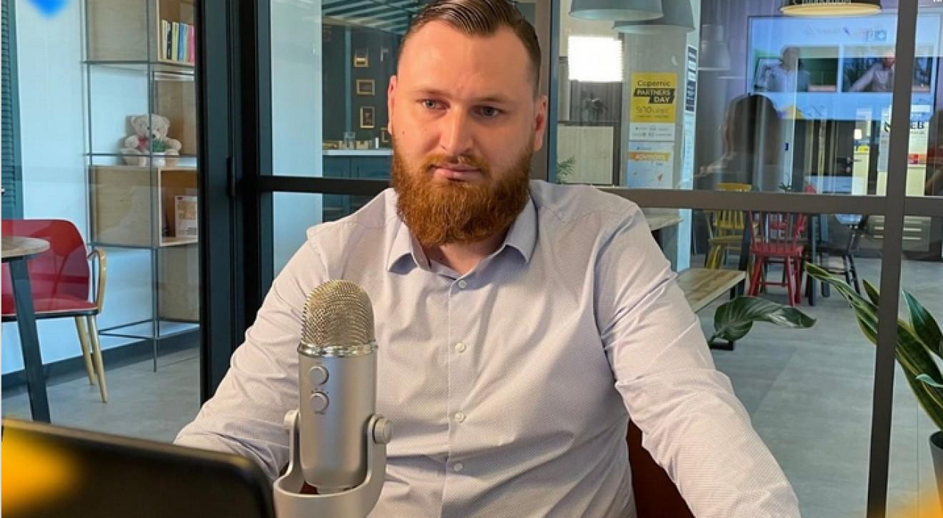Czy można sprzedawać marchewkę na blockchainie, czyli o DAO i nowym modelu zarządzania organizacjami. Wywiad z Radkiem Ordyńcem