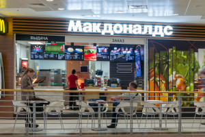 Rosyjski biznesmen odkupił od McDonald’s wszystkie lokale w kraju. Zatrudni też wszystkich pracowników sieci