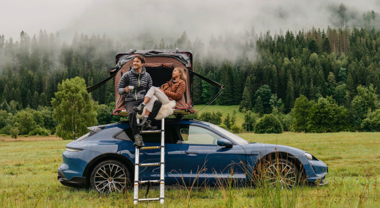 Urlop pod namiotem, ale na dachu Porsche. Niecodzienna propozycja dla tych, którzy lubią luksus, ale na łonie przyrody