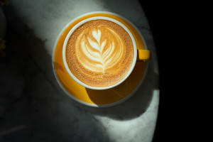 Dlaczego kawa przed snem to nie jest dobry pomysł?  / EYAD Tariq z Pexels