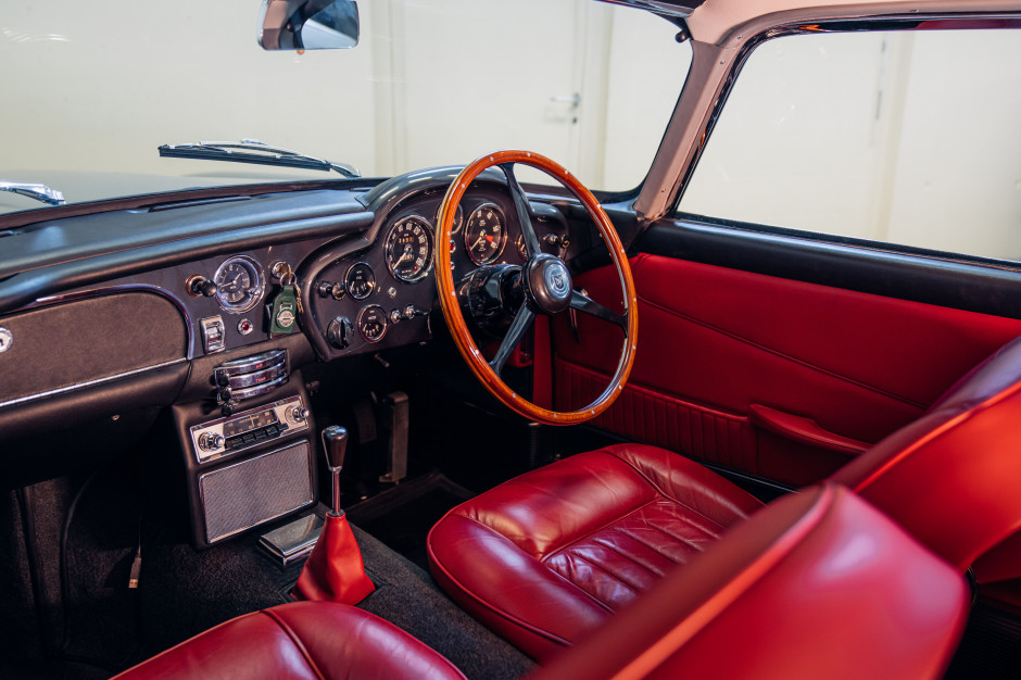 Wnętrze astona martina db5 z 1964 r., fot. Broad Arrow Auctions