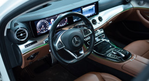 Mercedes zacznie wycofywać manualne skrzynie biegów ze swoich aut w 2023 r./fot. Shutterstock