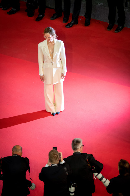 Vicky Krieps w garniturze Chanel w Cannes 2022 / materiały prasowe Chanel 