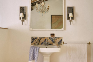 Umywalka z lustrem vintage w toskańskiej Willi Arniano - wnętrza z najnowszej kolekcji Zara Home / materiały prasowe 