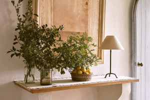 Stare meble i kamienna podłoga w toskańskiej Willi Arniano - wnętrza z najnowszej kolekcji Zara Home / materiały prasowe 