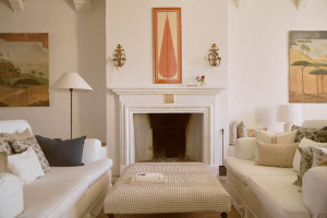 Salon z kominkiem w toskańskiej Willi Arniano - wnętrza z najnowszej kolekcji Zara Home / materiały prasowe 