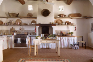 Otwarta, wiejska kuchni w toskańskiej Willi Arniano - wnętrza z najnowszej kolekcji Zara Home / materiały prasowe 
