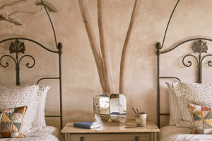 Sypialnia z fototapetą w toskańskiej Willi Arniano - wnętrza z najnowszej kolekcji Zara Home / materiały prasowe 