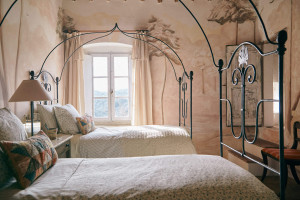 Sypialnia dla dwojga w toskańskiej Willi Arniano - wnętrza z najnowszej kolekcji Zara Home / materiały prasowe 