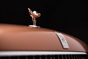 The Spirit of Ecstasy – kultowa rzeźba na masce Rolls-Royce wykonana została z różowego złota / materiały prasowe 