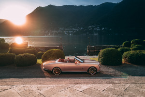 Rolls-Royce Boat Tail w odcieniu różowego złota nad Jezioro Como / materiały prasowe 