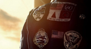 Kontrowersyjne emblematy na kurtce Pete'a Mavericka Mitchella/fot. plakat Top Gun: Maverick