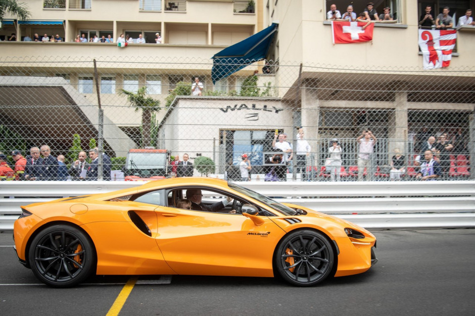McLaren artura podczas okrążenia inauguracyjnego na torze w Monako/fot. mat. prasowe