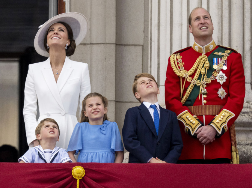 Książę William i księżna Kate oraz ich dzieci: książę George, księżniczka Charlotte i książę Louis na paradzie Trooping the Colour 2022 / Getty Images 