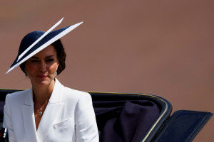 Księżna Kate i jej spektakularny kapelusz na paradzie Trooping the Colour 2022 - dodatki / Getty Images 