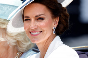 Księżna Kate i kolczyki księżnej Diany na paradzie Trooping the Colour 2022 - dodatki / Getty Images 