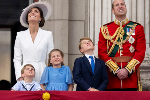 Książę William i księżna Kate oraz ich dzieci: książę George, księżniczka Charlotte i książę Louis na paradzie Trooping the Colour 2022 / Getty Images 