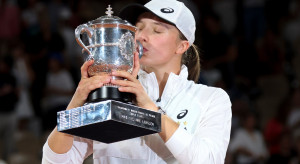 Iga Świątek całuje puchar Roland Garros / Getty Images