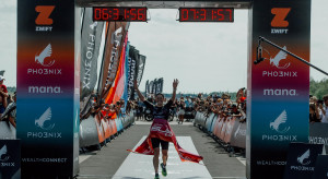 Katrina Matthews na linii mety Ironmana Pho3nix Sub7 and Sub8 Project, Powered by Zwift/fot. materiały prasowe