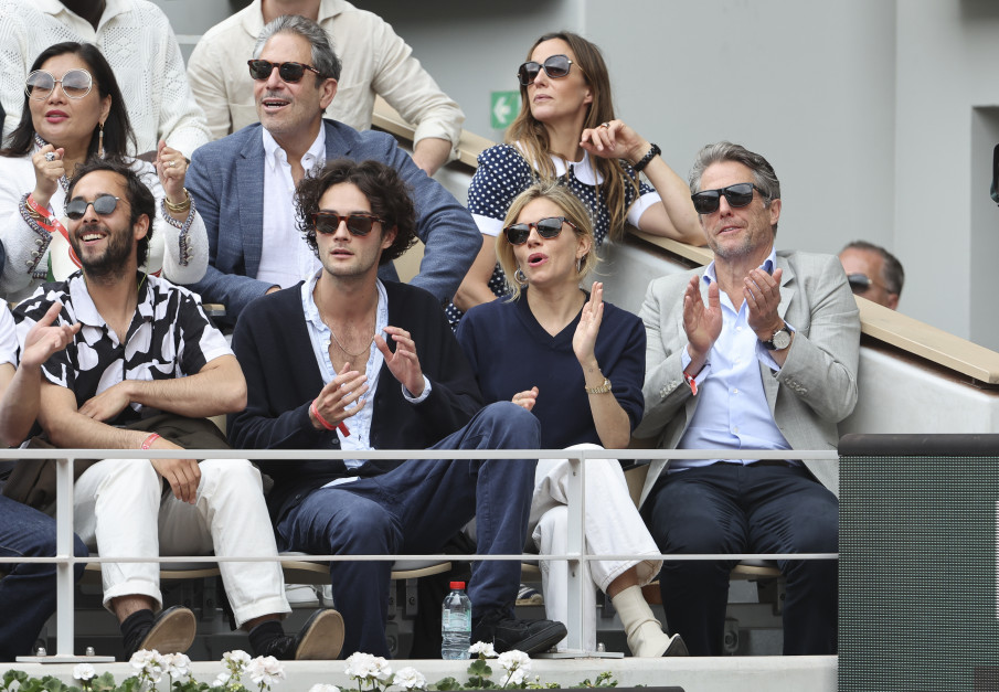 Oli Green, Sienna Miller i Hugh Grant na finałowym meczu Roland Garros w Paryżu / Getty Images