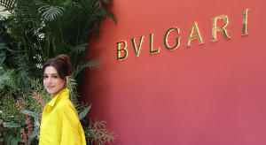 WELL LOOK: Anne Hathaway w słonecznej stylizacji na lato i diamentowym naszyjniku Bulgari