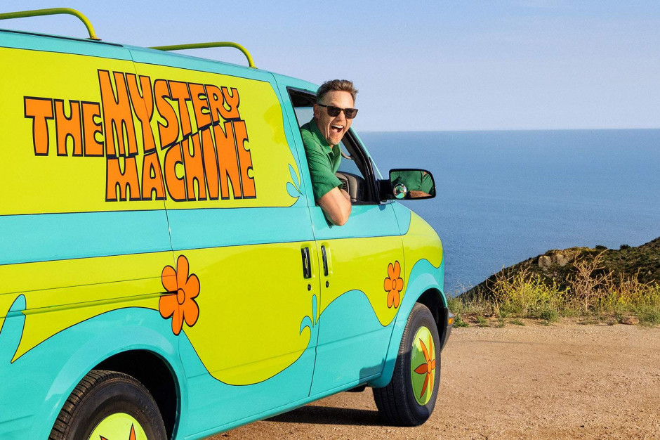 Wakacje w kamperze: Airbnb wynajmuje kultową furgonetkę Kudłatego z filmu "Scooby-Doo" / materiały prasowe Airbnb