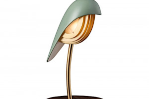 PREZENTY NA DZIEŃ OJCA: 
Designerska lampa w kształcie ptaka. Elementy z drewna, stali i porcelany. Daqi concept. Cena: 195 euro - trouva.com