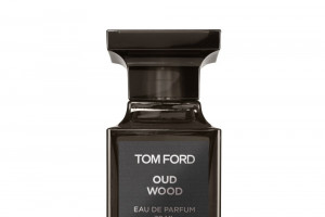 PREZENT NA DZIEŃ OJCA: 
Perfumy Tom Ford Oud Wood EDP. Wspaniały zapach dla mężczyzny. Łączy w sobie woń klasycznego drewna i charakterystyczne dla zapachów Toma Forda "płynne złoto". Cena: 999 zł / 50 ml - douglas.pl 
