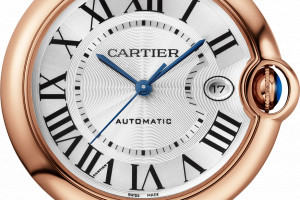 PREZENT NA DZIEŃ OJCA: 
Zegarek Cartier Ballon Bleu. Wyjątkowy egzemplarz dla miłośnika klasyki. Różowe złoto i elegancka skóra to idealne połączenie, które sprawi, że ten czasomierz dopasuje się do każdej stylizacji. Cena: 15,400 $ - cartier.com 