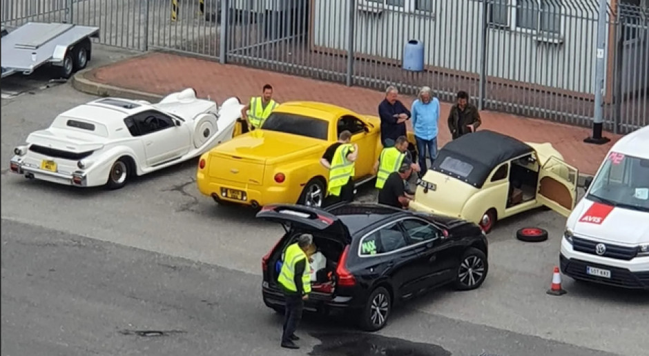 Clarkson, Hammond i May w Gdańsku. Od lewej: Mitsuoka Le-Seyde, Chevrolet SSR, Crosley Convertible /fot. Reddit