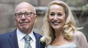 Rupert Murdoch i Jerry Hall podczas ceremonii ślubnej w 2016 roku / Getty Images