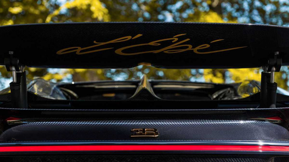 Złoty podpis L’Ébé na tylnym spojlerze auta/fot. Bugatti
